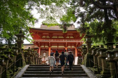 Nara, Japonya, 18 Haziran 2024: 3000 fenerle renkli Kasuga Taisha Tapınağı 'nı keşfetmek. Bu Shinto türbesi Japonya 'nın 