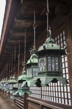 Nara, Japonya, 18 Haziran 2024: 3000 fenerle renkli Kasuga Taisha Tapınağı 'nı keşfetmek. Bu Shinto tapınağı, insansız olarak resmedilmiş, Japonya 'nın 