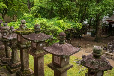 Nara, Japonya, 18 Haziran 2024: 3000 fenerle renkli Kasuga Taisha Tapınağı 'nı keşfetmek. Bu Shinto tapınağı, insansız olarak resmedilmiş, Japonya 'nın 