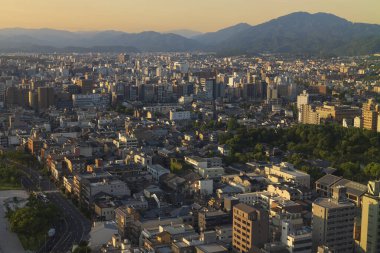 Japonya 'nın Kyoto şehrinin havadan görünüşü bir yaz öğleden sonrasında gökyüzünde bulutlar yokken gösterildi.. 