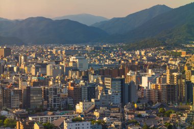Kyoto, Japonya - 18 Haziran 2024: Kyoto silueti ve Nidec Kyoto Kulesi 'nden görülen dağların çevresi yaz öğleden sonraları. 