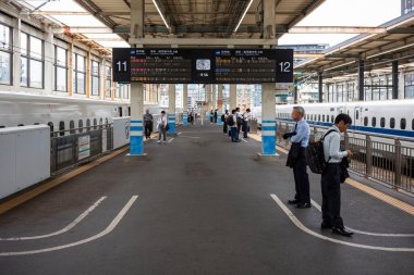 Kyoto, Japonya, 20 Haziran 2024: Burada bir platformdan görülen Shinkansen mermi trenleri, saatte 320 km hıza ulaşan trenlerle Japonya 'yı keşfetmenin en hızlı ve en uygun yoludur (199 mil / saat).).