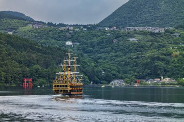 Hakone, Japonya, 17 Haziran 2024: Hakone Korsan Gemisi yazın bulutlu bir günde Ashinoko Gölü 'ne açılır. 