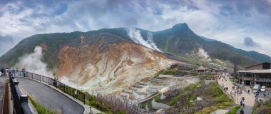 Hakone, Japonya, 17 Haziran 2024: Owakudani volkanik vadisindeki sülfür madeni, sülfür bacaları, kaplıcaları ve Fuji Dağı 'nın manzarasıyla bilinen popüler bir turistik merkezdir..