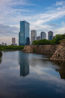 Osaka, Japonya, 23 Haziran 2024: Osaka İş Parkı gün batımında Osaka Şatosu 'nda görüldü. 