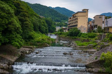 Haya Nehri, Japonya 'nın Hakone kenti boyunca akar. Sıcak pınarları, kaplıcaları ve yakınlarındaki Fuji Dağı' nın manzarası nedeniyle popüler bir turizm merkezidir.. 