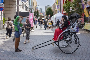 Tokyo, Japonya - 15 Haziran 2024: Tokyo 'nun arickshaw veya jinrikisha tarafından kurulan en eski tapınağı Senso-Ji Tapınağı yakınlarındaki Asakusa' nın en ünlü alışveriş caddesi olan Nakamise 'yi gezin..