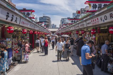 Tokyo, Japonya - 15 Haziran 2024: Tokyo 'nun en eski tapınağı Senso-Ji Tapınağı yakınlarındaki Asakusa' nın en ünlü alışveriş caddesi Nakamise kalabalığı tarafından dolduruldu..  