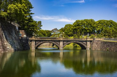 Tokyo, Japonya - 15 Haziran 2024: İmparatorluk Sarayı, Nijubashi iç saraya giriş yapan iki köprü ve Kokyo Gaien, bir yaz günü turistler tarafından ziyaret edilir.. 