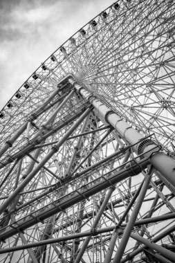 Tempozan Dönme dolabı Tempozan Limanı Osaka, Japonya 'da, bulutlu bir yaz gününde çekildi, yukarı bakıyor.. 