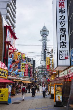 Osaka, Japonya - 25 Haziran 2024: Tstenkaku, Naniwa Ku 'nun Shinsekai ilçesinde yer alan bir kule ve Osaka' nın en popüler turistik yeridir.. 