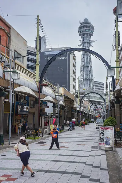 Osaka, Japonya - 25 Haziran 2024: Tstenkaku, Naniwa Ku 'nun Shinsekai ilçesinde yer alan bir kule ve Osaka' nın en popüler turistik yeridir.. 