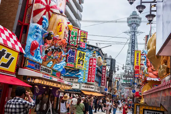 Osaka, Japonya - 25 Haziran 2024: Tstenkaku, Naniwa Ku 'nun Shinsekai ilçesinde yer alan bir kule ve Osaka' nın en popüler turistik yeridir.. 