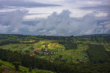 Kirenga bakış açısı, Kenya 'daki Büyük Rift Vadisi yamacına manzaralı bir bakış açısıdır. Vadinin bereketli tepeleri, parıldayan göller ve geniş savanalar da dahil olmak üzere dramatik manzarasının nefes kesici bir görüntüsünü sunuyor. Ziyaretçiler panoramik manzaranın tadını çıkarabilirler