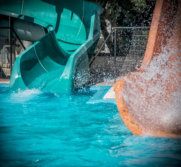 アクアパーク内の青とオレンジのスライドの詳細 — ストック写真