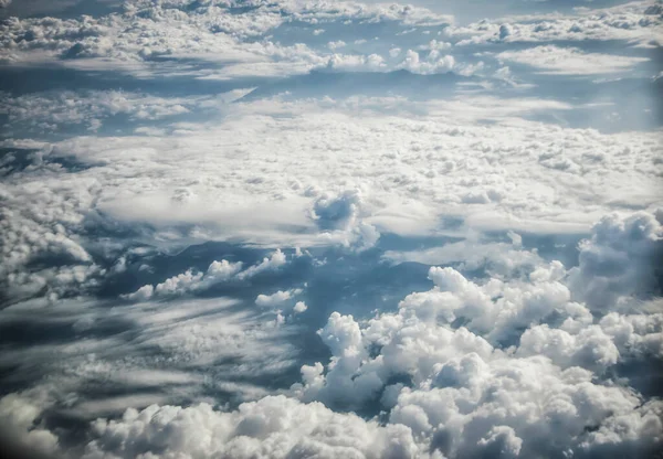 Blick Auf Blauen Himmel Und Flauschige Wolken Aus Einem Flugzeugfenster — Stockfoto