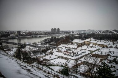 Petrovaradin 'in karla kaplı çatılarının panoramik görüntüsü