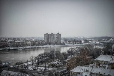 Petrovaradin Kalesi 'nden Novi Sad' ın kışın manzarası