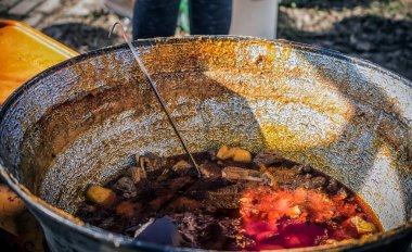Sırp geleneksel güveci büyük kaplarda pişirildi