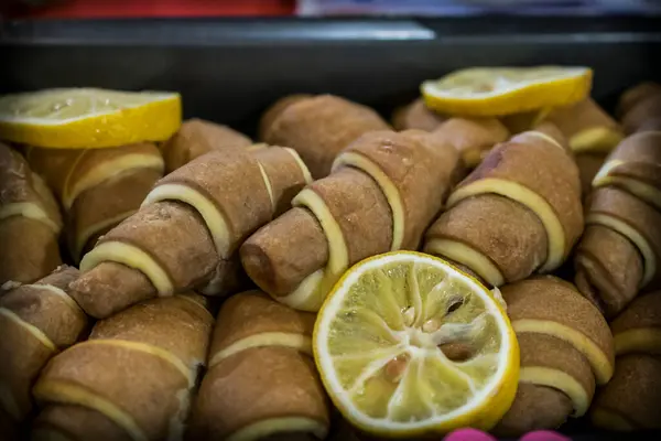 Lezzetli ev yapımı çörekler bir tabak limonlu