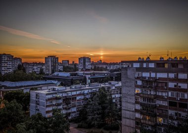Belgrad 'ın akşamları çatılarının panoramik fotoğrafı