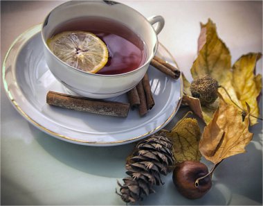 Sonbahar temalı sıcak içecek ve kuru yapraklarla dolu bir hayat.