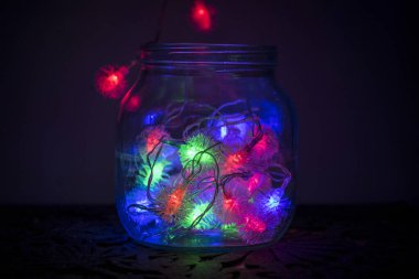 Kavanozdaki renkli yeni yıl lambaları