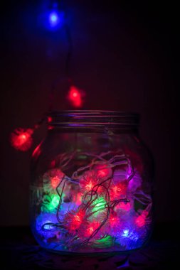 Kavanozdaki renkli yeni yıl lambaları