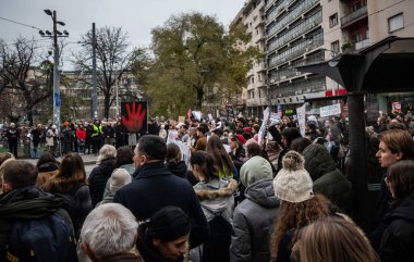 Belgrad, Sırbistan: 13 Aralık 2024: Belgrad 'da hükümet karşıtı öğrenci protestoları, caddeyi protesto eden ve engelleyen insanlar