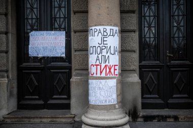 Belgrad, Sırbistan 13 Aralık 2024: Belgrad 'da öğrenci hükümet karşıtı protestolar: Üniversitenin abluka altına alınması