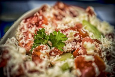 Yukarıdan, peynirli ve maydanozlu Sırp salatasına yakından bak.