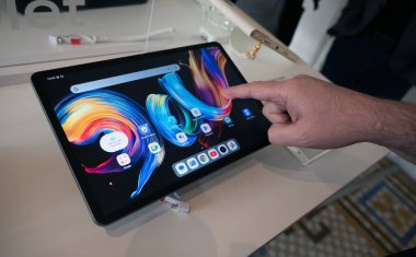 Barselona, İspanya, 2 Mart 2025: Bir tabletin TCL Nxtpaper modeli
