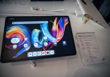 Barselona, İspanya, 2 Mart 2025: Bir tabletin TCL Nxtpaper modeli