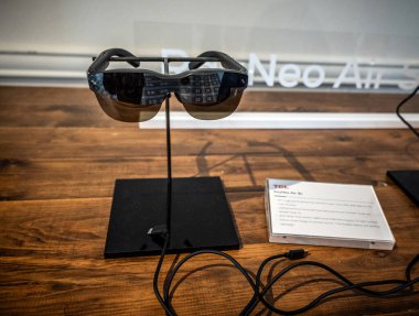 Barselona, İspanya, 2 Mart 2025: AR Glass 'ın TCL Rayneo Air modeli