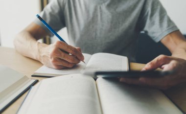 Üniversite ya da üniversite öğrencisi evde çevrimiçi ders kitabı okumak, öğrenmek veya okumak için tablet kullanıyor. Başarı fikri, kendi kendine öğrenme ve eğitim. Eğitim geliştirme veya bilgi geliştirme kavramı