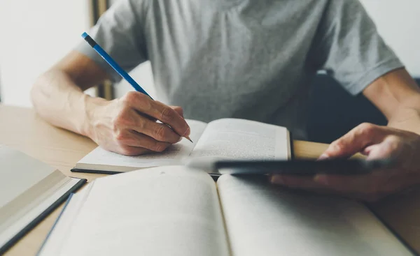 Üniversite ya da üniversite öğrencisi evde çevrimiçi ders kitabı okumak, öğrenmek veya okumak için tablet kullanıyor. Başarı fikri, kendi kendine öğrenme ve eğitim. Eğitim geliştirme veya bilgi geliştirme kavramı