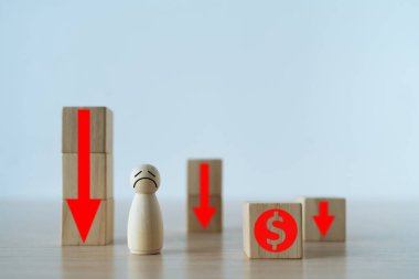 Başarısız ve mutsuz yatırımcı veya tüccar. Döviz kurunda yatırım planlama fonunun kaybı. Faiz oranı finans veya sermaye piyasasında azalır. Kâr açığı düşüncesi