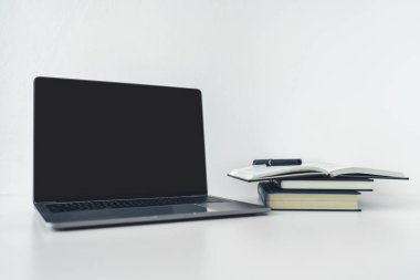 Dizüstü bilgisayar, boş ya da boş ekran, kitap ya da kopya alanı olan ders kitabı yığını ile modellenir. İnternet ya da siber uzay üzerinden iş çalışmak ya da eğitim öğrenmek için bilgisayar defteri kullanmak