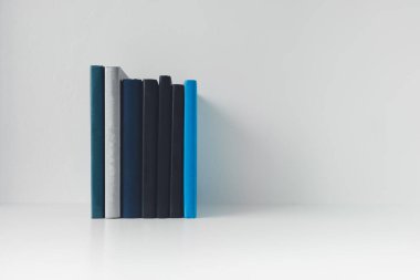 Kopya alanı olan kitap ya da ders kitabı yığını. Çalışan bir iş adamı ya da okuma yazma öğrencisiyim. İş öğrenim kursunda veya eğitimde başarı fikri.