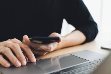 Sosyal medya uygulamasını akıllı telefonda video, canlı yayın, toplantı ya da konferans için kullanan bir adam. Müzik ve sohbet gibi siber uzay teknolojisiyle modern eğlence yaşam tarzı ve eğlence