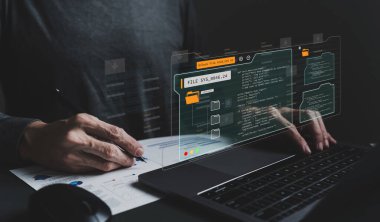 Dizüstü bilgisayarlı yazılım geliştirici ya da programcı kodlama programı. Zeka yeniliği yarat. Bilgisayar programlama, geliştirme yazılım mühendisi ve mimarisi, dijital veri teknolojisi yönetimi,
