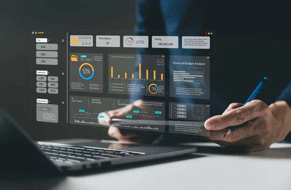 İşadamı proje yönetimiyle çalışıyor. Verilerle ve bilgilerle planlama analisti, kurumsal iş planı, pazarlama rekabetçi araştırma, satış alanında mali ve bütçe analizi