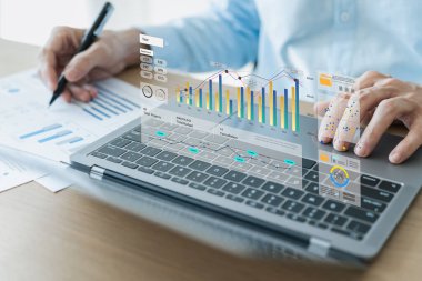 Business sperson takım proje yönetimiyle çalışıyor. Verilerle ve bilgilerle planlama analisti, kurumsal iş planı, pazarlama rekabetçi araştırma, satış alanında mali ve bütçe analizi
