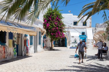 HOUMT SOUK, TUNISIA - 27 Haziran 2023: Houmt Souk caddeleri, Djerba
