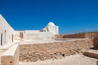 Tunus 'un Akdeniz kıyısındaki Houmt El Souk kasabası yakınlarındaki Ortaçağ kalesi Bordj El Kebir. Djerba Adası.