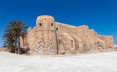 Tunus 'un Akdeniz kıyısındaki Houmt El Souk kasabası yakınlarındaki Ortaçağ kalesi Bordj El Kebir. Djerba Adası.