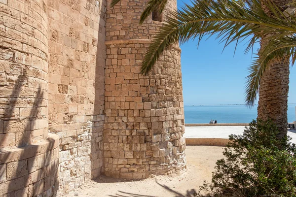 Tunus 'un Akdeniz kıyısındaki Houmt El Souk kasabası yakınlarındaki Ortaçağ kalesi Bordj El Kebir. Djerba Adası.