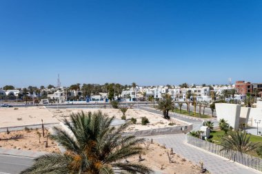 Tunus 'taki Houmt Souk caddesi. Mavi kapıları ve pencereleri olan beyaz bir şehir.
