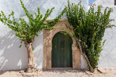 Geleneksel bir kapı desenli ve fayanslı, Hara Sghira er Riadh - Tunus 'ta Djerbahood