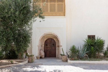 Geleneksel bir kapı desenli ve fayanslı, Hara Sghira er Riadh - Tunus 'ta Djerbahood